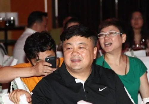 洪剑涛老婆冉志娟照片曝光 两人姐弟恋年龄差8岁