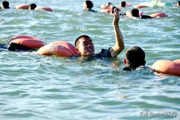 江西小伙95后王亮2分钟勇救4人,立了一等功为什么还被喷?