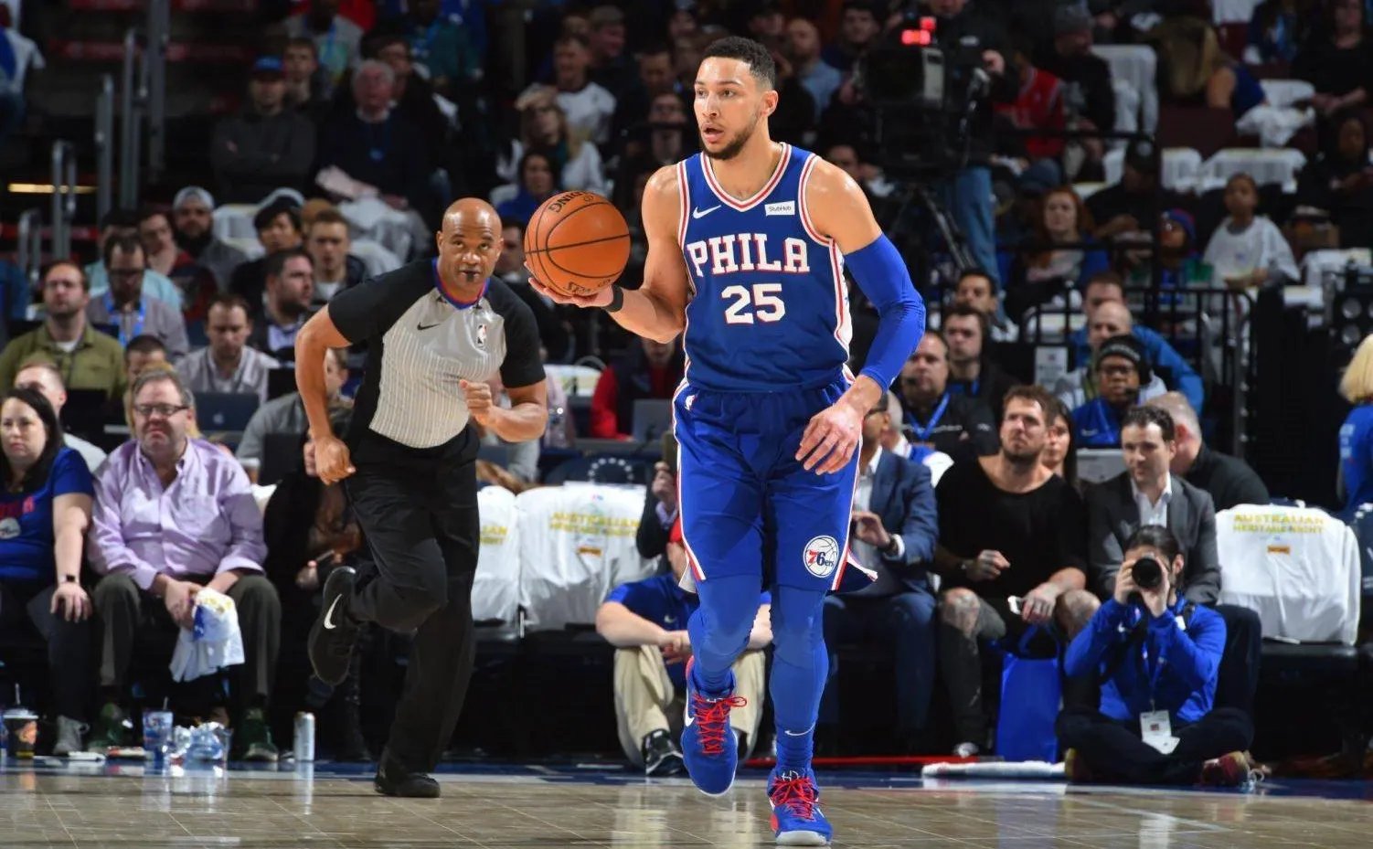 76人球迷怒骂西蒙斯，并烧了他的球衣，他们为何这么做?