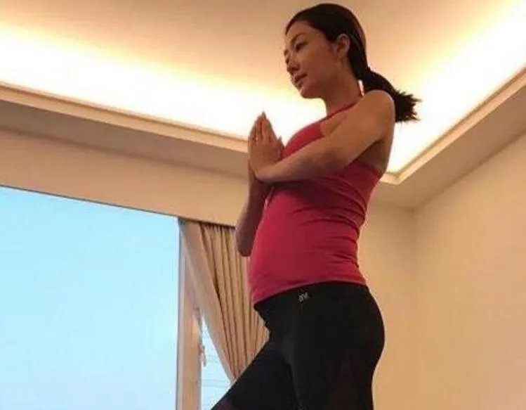 熊黛林怀双胞胎女是真的吗？