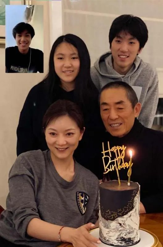 张艺谋的妻女去探班，陈婷打扮的很年轻，你羡慕张艺谋夫妻两人的爱情吗？