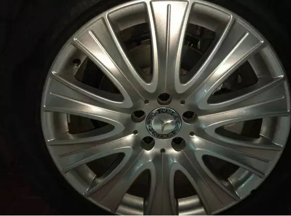 百万豪车后轮为何着火？