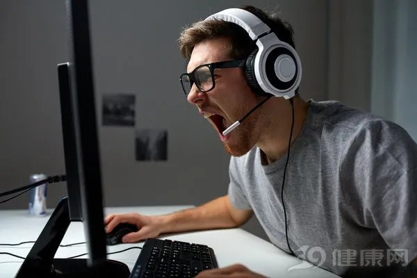 网贷12万给女主播 宅男为何都这么蠢？