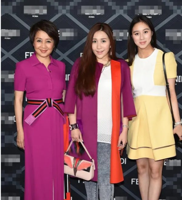 赌王四太年纪是大点，气质方面两个女儿能比的过她吗？