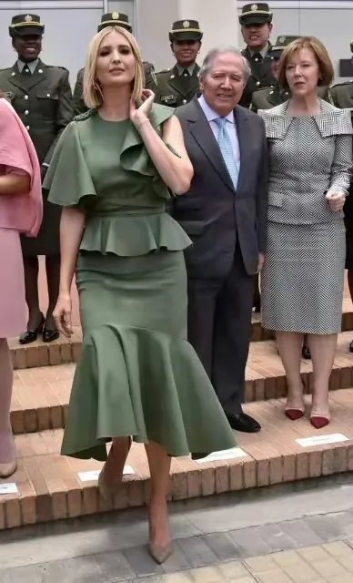 穿小号蓝白衬衫纽扣差点崩开的伊万卡，身上哪一部位很吸睛？