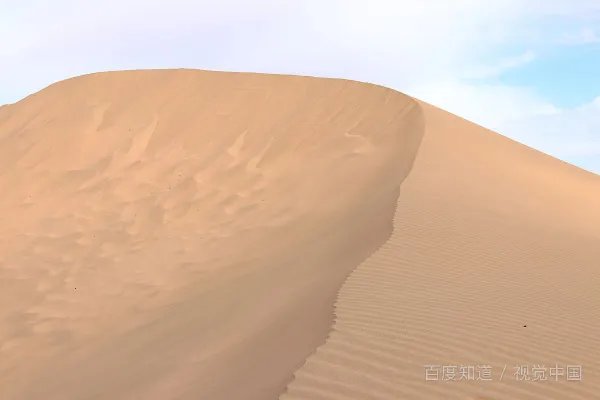 大漠沙如雪燕山月似钩描绘了怎样的一幅画面