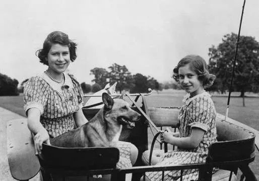 英国女王和玛格丽特公主最珍贵的合影,最后一张令人惊艳