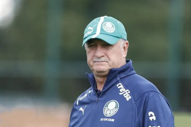 知名足球媒体人袁野爆料称，国足主帅三周后出炉，22冠王领跑，李铁还有机会吗？