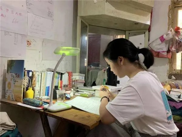 江西都昌那个要带着奶奶上大学的女孩考上了什么学校，近况如何？