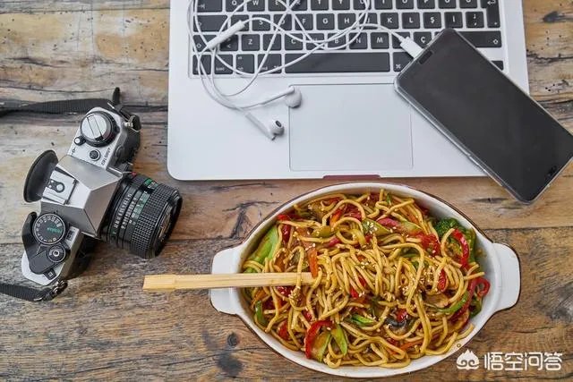 办公室吃酸辣粉被罚款，网友却觉得一点都不委屈，应限制用餐吗？