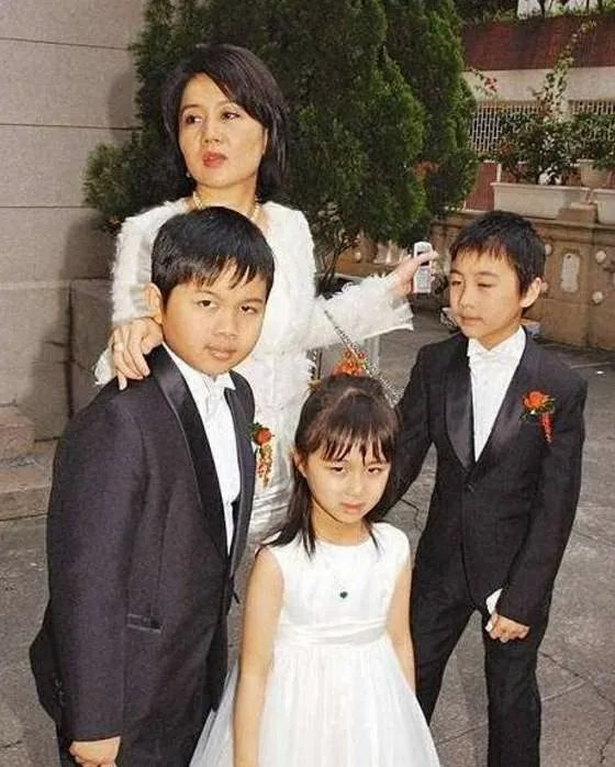 赌王四太年纪是大点，气质方面两个女儿能比的过她吗？