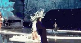 2017维秘秀奚梦瑶摔倒，你怎么看？