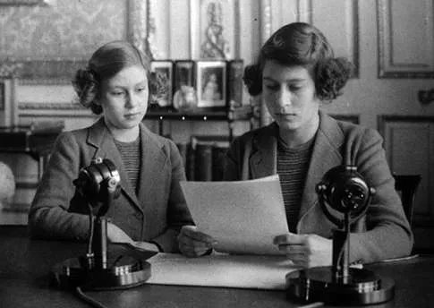 英国女王和玛格丽特公主最珍贵的合影,最后一张令人惊艳