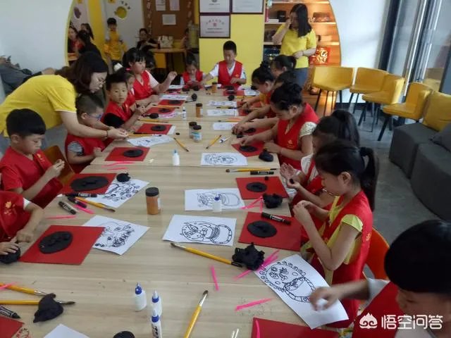 雨花区：普惠幼儿园名额有限，众多家长自带板凳和零食通宵排队报名, 你怎么看？