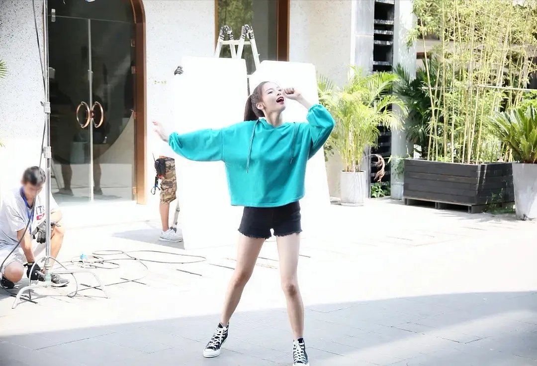 杨超越看秀造型登热搜，这样的杨超越你喜欢吗？