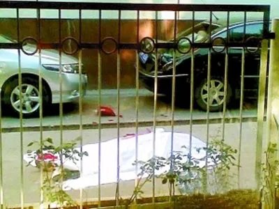 为什么年轻妈妈要抱婴坠亡？