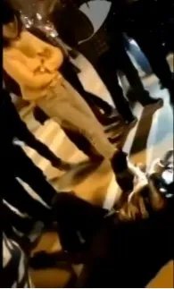 女司机撞人后踢打躺地伤者是怎么回事？