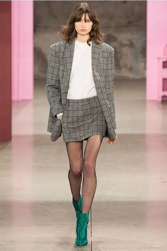 今年秋季比较流行什么样的外套呢？