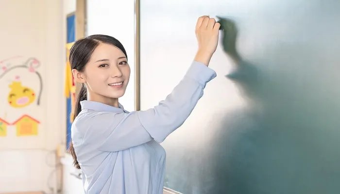 一朝沐杏雨,一生念师恩出自哪里