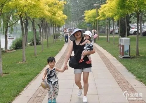 怎样独自带四个月的宝宝接送大宝?