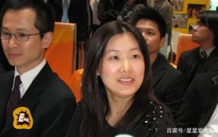 梁锦松被传婚内出轨，伏明霞立即提出离婚，她没有想象中那么傻，你怎么看？