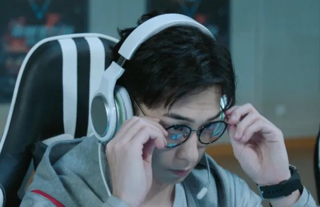 《全职高手》肖时钦加入嘉世战队，原因是什么？