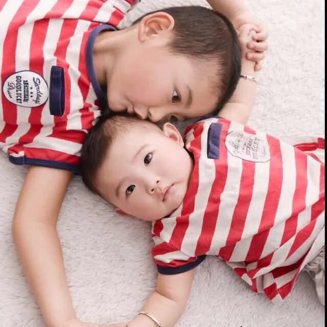 怎样独自带四个月的宝宝接送大宝?