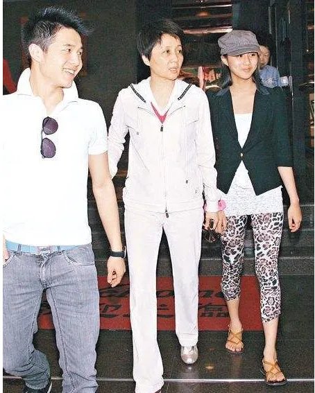 赌王四太年纪是大点，气质方面两个女儿能比的过她吗？