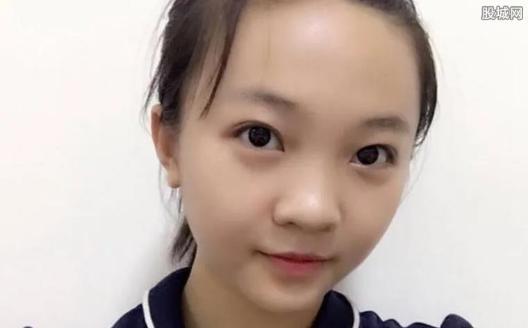 曝林妙可吸烟陪酒照 林妙可吸烟陪酒是真的吗？