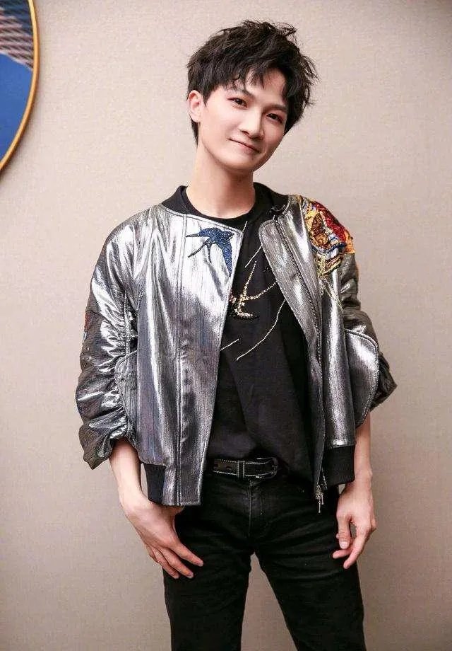 周深在《歌手·当打之年》“歌王之战”中发挥如何？