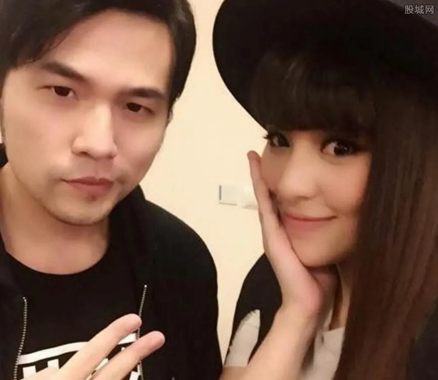 中国好声音贝贝走红 真名叫李邹珺或已有男友