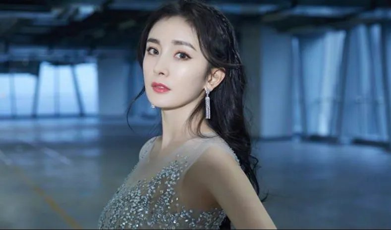 杨幂向海外捐赠物资 疫情期间捐款超300万