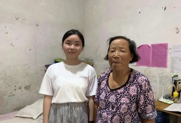 江西都昌那个要带着奶奶上大学的女孩考上了什么学校，近况如何？