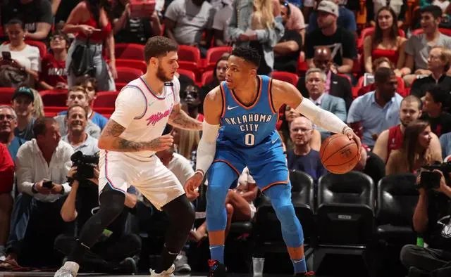 威少对阵热火狂摘18个篮板,如何看待他为了场均三双刷数据的行为?