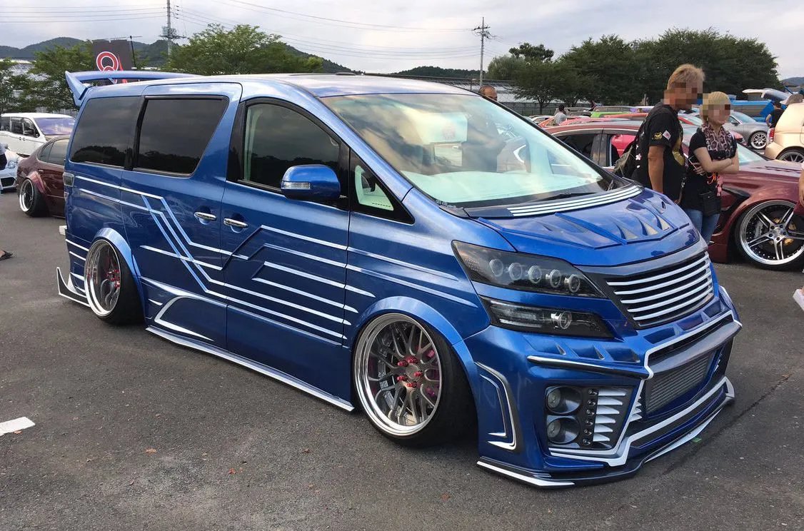 面包车被卡两车中间极限出库,你觉得司机的技术如何?