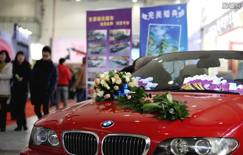 豪车被撞说免赔 法拉利f12最新官方报价