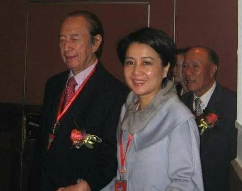 赌王四太年纪是大点，气质方面两个女儿能比的过她吗？