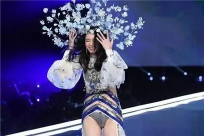 2017维秘秀奚梦瑶摔倒，你怎么看？