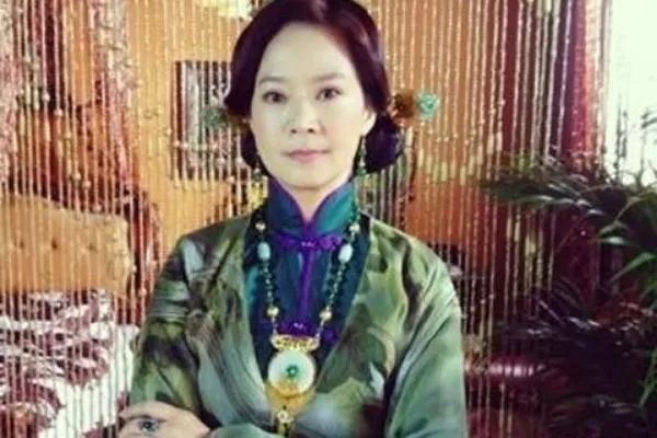 琼瑶女郎俞小凡的丈夫多次出轨，为何她一再的选择隐忍？