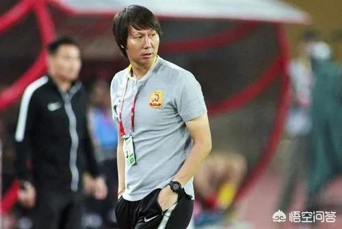 知名足球媒体人袁野爆料称，国足主帅三周后出炉，22冠王领跑，李铁还有机会吗？