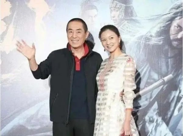 张艺谋的妻女去探班，陈婷打扮的很年轻，你羡慕张艺谋夫妻两人的爱情吗？