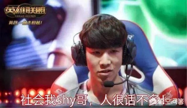 LPL半决赛王思聪现场督战再现“热狗”操作，网友直言“舒服了”到底后台发生了什么？