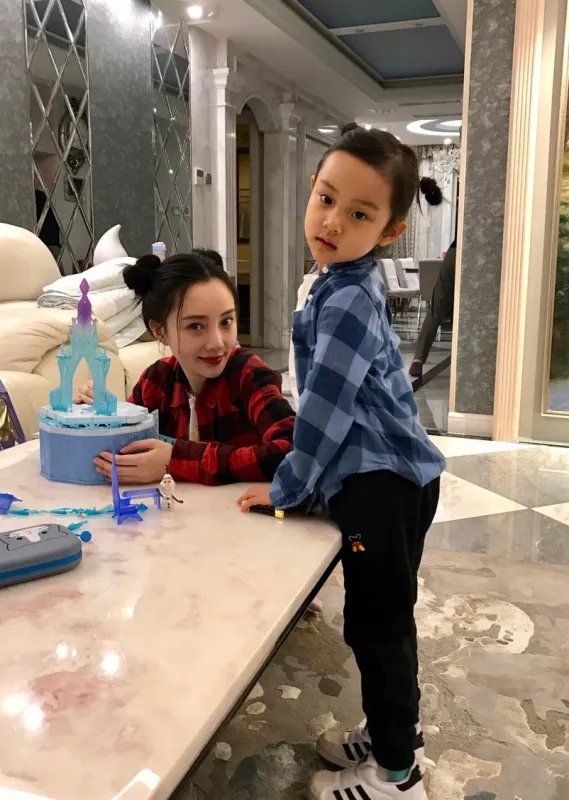 李小璐晒甜馨练舞蹲马步,她们母女间的关系怎么样?