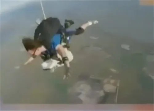 101岁老人跳伞破纪录   网友：这老人胆真大，4000米都敢跳