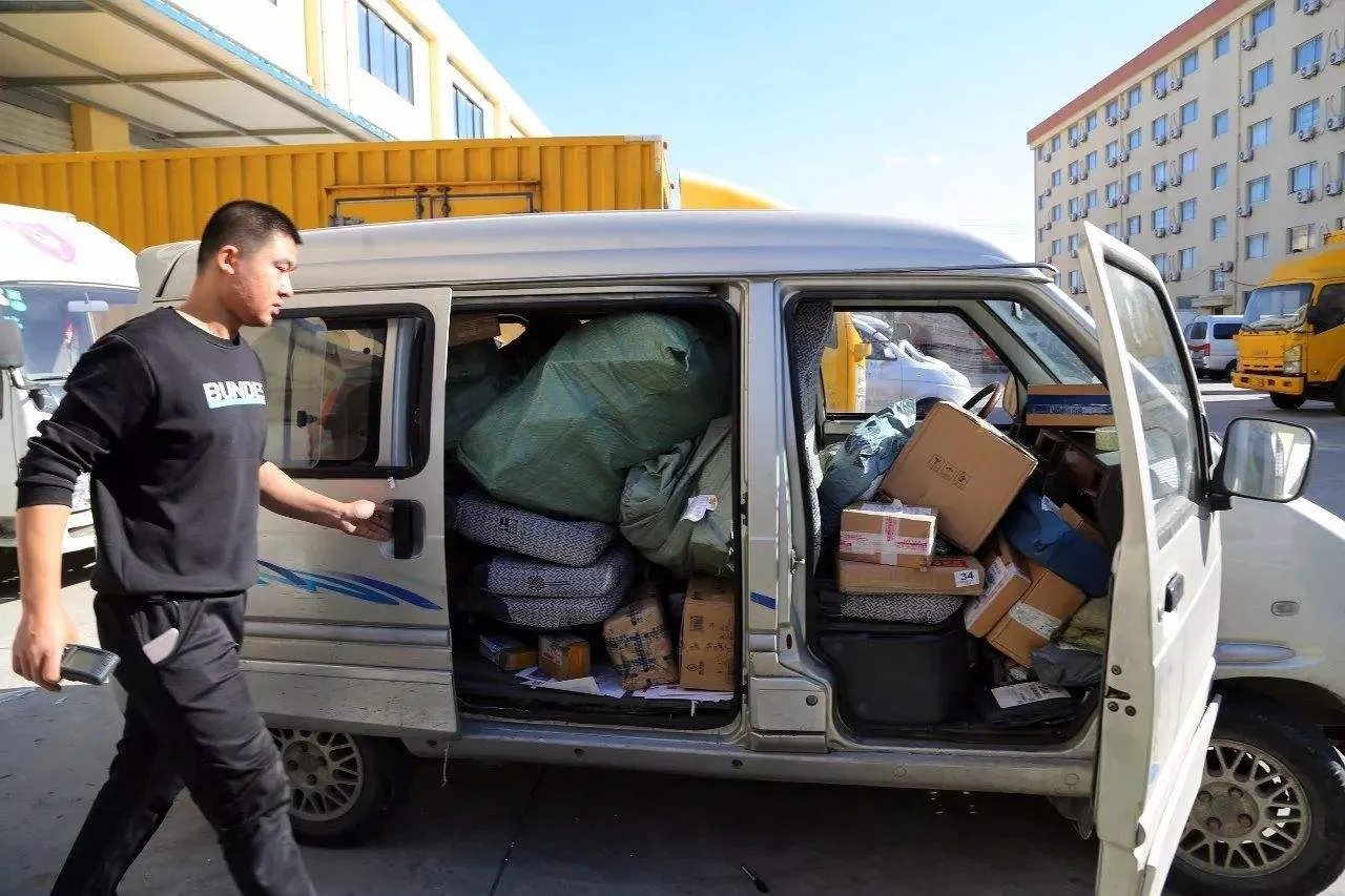 面包车被卡两车中间极限出库,你觉得司机的技术如何?