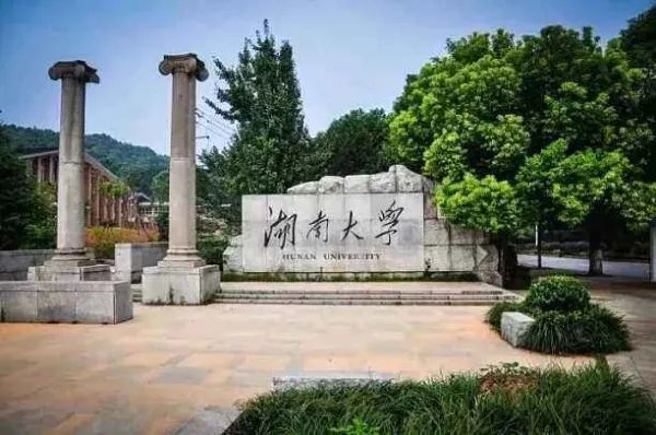 江西都昌那个要带着奶奶上大学的女孩考上了什么学校，近况如何？