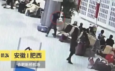 机场抢座反被打：挑事一方5秒就被KO