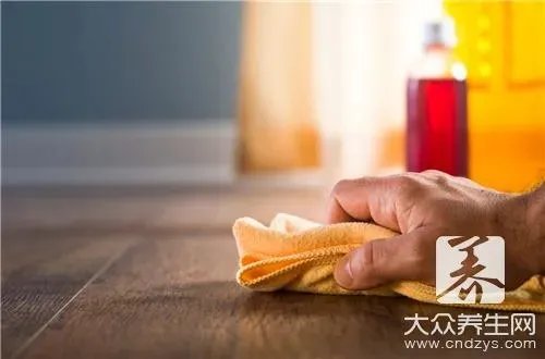 羽绒服上面的油渍应该怎么洗掉