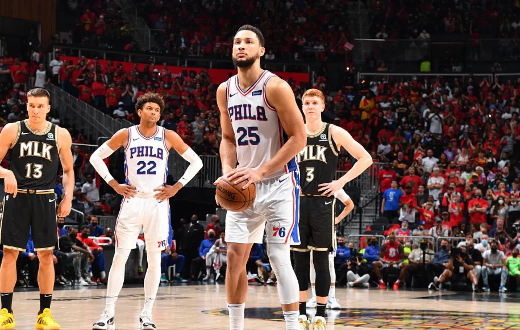 76人球迷怒骂西蒙斯，并烧了他的球衣，他们为何这么做?