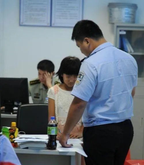 发现班里有个女孩三次拿同学的钱，班主任最好怎么做？